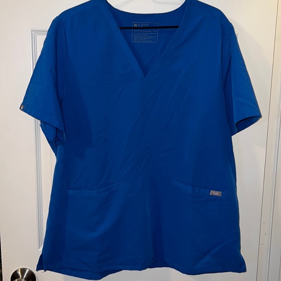 Figs Casma™ Three-Pocket Scrub Top Royal Blue I have 4 tops available all XXL - Picture 1 of 5